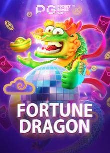 Dealer casino live sedang mengatur kartu sambil tersenyum ramah ke kamera